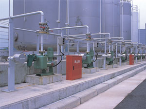 油漆制造厂中心的自吸泵